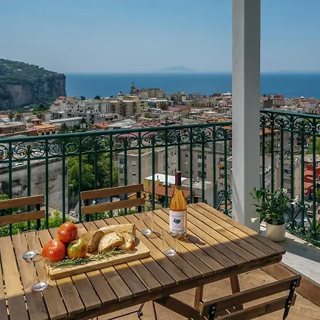 Chiara アパート ヴィーコ・エクエンセ